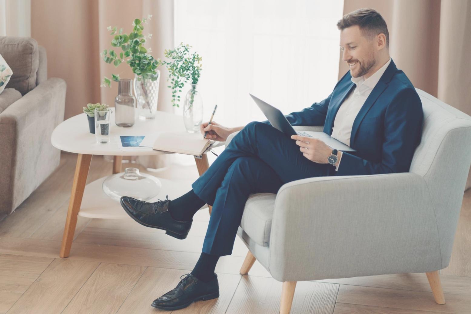 Teilnehmer arbeiten gemeinsam an Budgetanalysen