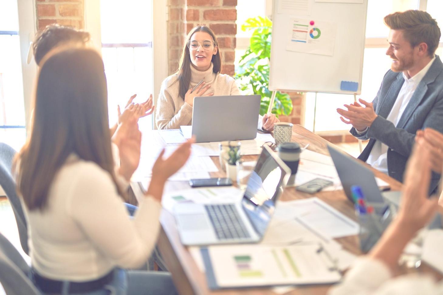Modernes Büro mit Finanzabteilung bei der Arbeit